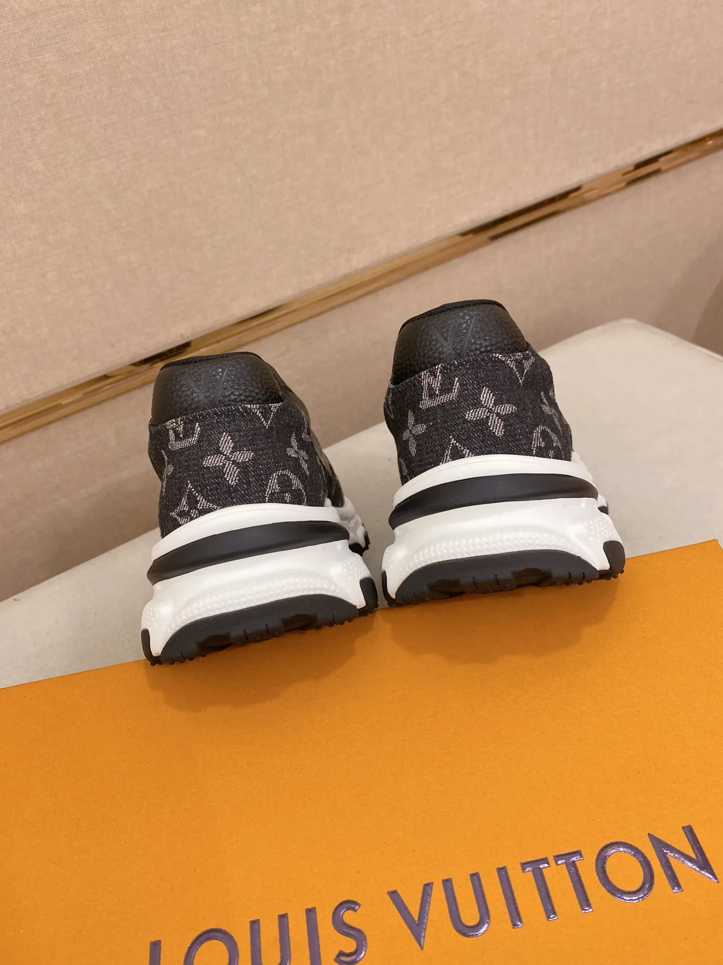 Men's shoes 442💰louis vuitton (Louis Vuitton/lv)🔍🔍The new counters are on sale at the same time. The uppers are imported from Italy. ⃣️Re-engraved🇮🇹💪💪, ⚠Sole: The original sole is specially provided by the original factory, the exclusive movable molded sole is super comfortable, ⚠Original and single goods 🔍high quality, you can enter and leave the counter at will, welcome to compare⚠. Code number: 38-44 (45/customized, non-refundable)